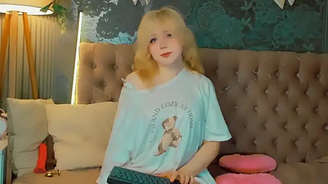 Snapshot of EmilyAngells chatting on 03-10-26, 06:51 EmilyAngells online show from 03-10-26, 06:51