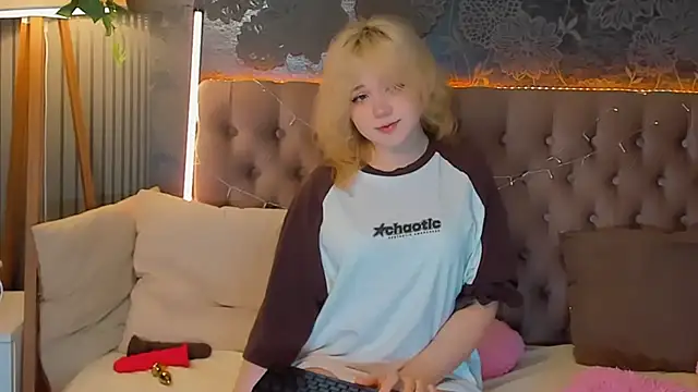 Snapshot of EmilyAngells chatting on 03-16-26, 07:01 EmilyAngells online show from 03-16-26, 07:01