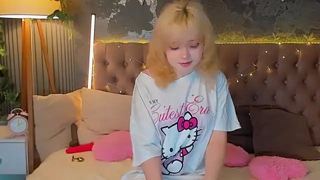 Snapshot of EmilyAngells chatting on 03-18-26, 07:00 EmilyAngells online show from 03-18-26, 07:00