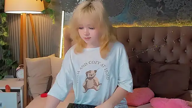 Snapshot of EmilyAngells chatting on 03-20-26, 07:02 EmilyAngells online show from 03-20-26, 07:02