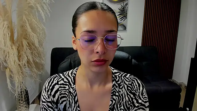 Snapshot of angeline_davies chatting on 09-26-25, 01:26 angeline davies online show from 09-26-25, 01:26