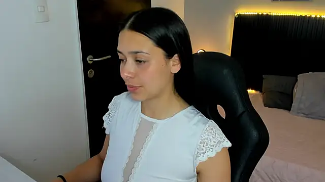 Snapshot of angeline_davies chatting on 10-22-25, 03:51 angeline davies online show from 10-22-25, 03:51