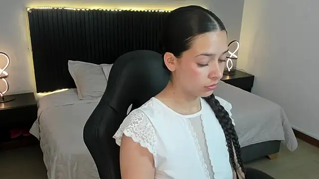 Snapshot of angeline_davies chatting on 10-28-25, 03:43 angeline davies online show from 10-28-25, 03:43