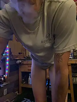 Snapshot of Polaroid_White chatting on 10-28-25, 08:18 Polaroid White online show from 10-28-25, 08:18