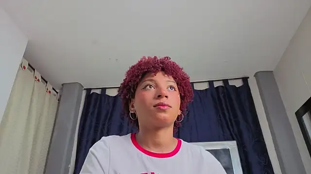 Snapshot of Effie_cooper chatting on 09-21-25, 06:09 Effie cooper online show from 09-21-25, 06:09