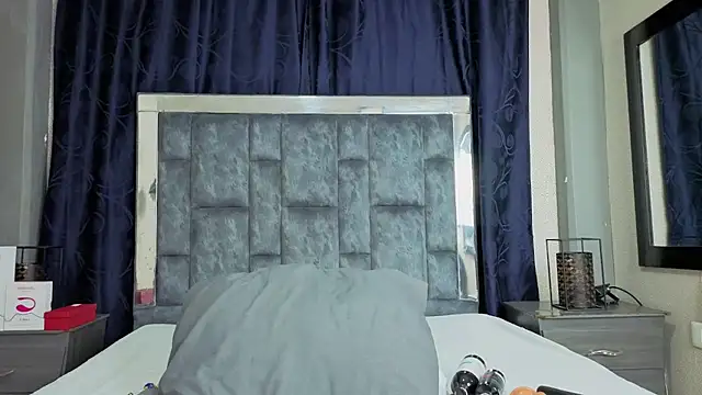 Snapshot of Effie_cooper chatting on 10-15-25, 08:31 Effie cooper online show from 10-15-25, 08:31