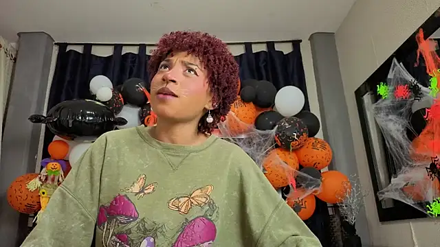 Snapshot of Effie_cooper chatting on 10-31-25, 07:26 Effie cooper online show from 10-31-25, 07:26