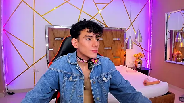 Snapshot of ValentinoMoreti chatting on 03-18-25, 05:09 ValentinoMoreti online show from 03-18-25, 05:09