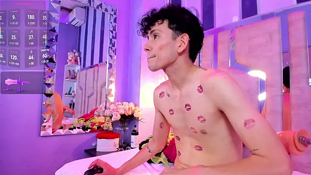 Snapshot of ValentinoMoreti chatting on 03-21-25, 07:55 ValentinoMoreti online show from 03-21-25, 07:55