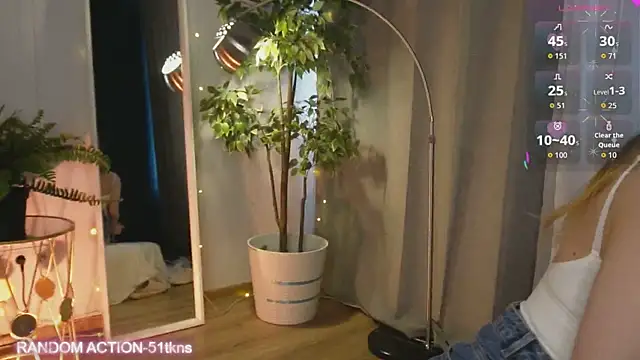 Snapshot of luna_joy_ chatting on 04-18-26, 12:53 luna joy online show from 04-18-26, 12:53