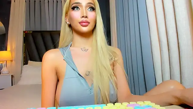 Snapshot of KylieSonique chatting on 05-12-26, 02:19 KylieSonique online show from 05-12-26, 02:19