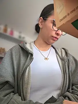 Snapshot of Soy_Sara7 chatting on 10-16-25, 04:30 Soy Sara7 online show from 10-16-25, 04:30