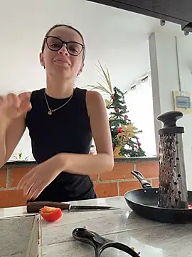 Snapshot of Soy_Sara7 chatting on 12-15-25, 06:01 Soy Sara7 online show from 12-15-25, 06:01