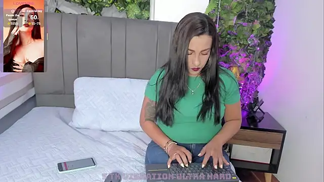 Snapshot of Bella_williamss_ chatting on 10-07-25, 08:17 Bella williamss online show from 10-07-25, 08:17