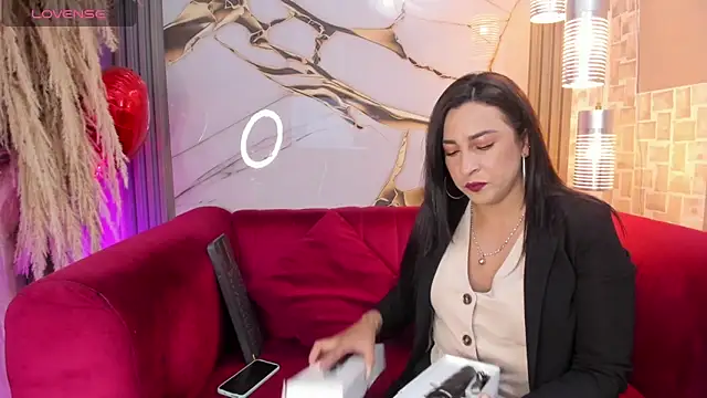 Snapshot of Bella_williamss_ chatting on 10-17-25, 07:49 Bella williamss online show from 10-17-25, 07:49