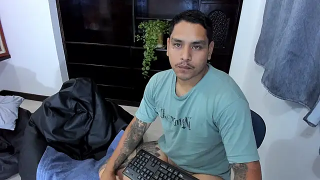 Snapshot of maxflurry_ chatting on 03-22-25, 06:43 maxflurry online show from 03-22-25, 06:43