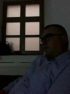 Snapshot of Mike8523 chatting on 12-17-25, 05:35 Mike8523 online show from 12-17-25, 05:35