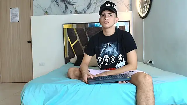 Snapshot of KING_OFF_BOYS chatting on 11-09-25, 01:31 KING OFF BOYS online show from 11-09-25, 01:31