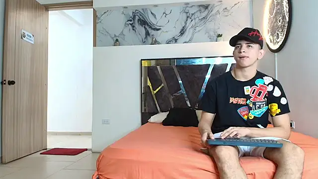 Snapshot of KING_OFF_BOYS chatting on 11-15-25, 01:18 KING OFF BOYS online show from 11-15-25, 01:18