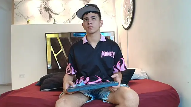 Snapshot of KING_OFF_BOYS chatting on 11-18-25, 02:54 KING OFF BOYS online show from 11-18-25, 02:54