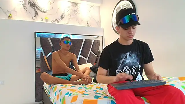 Snapshot of KING_OFF_BOYS chatting on 11-21-25, 01:32 KING OFF BOYS online show from 11-21-25, 01:32