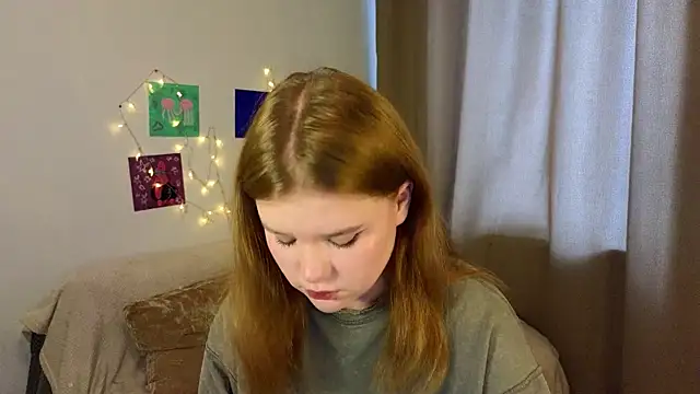 Snapshot of LaseyMoon chatting on 03-20-26, 04:50 LaseyMoon online show from 03-20-26, 04:50