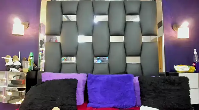 Snapshot of EMYCLARK01 chatting on 03-18-25, 12:16 EMYCLARK01 online show from 03-18-25, 12:16