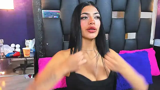 Snapshot of EMYCLARK01 chatting on 09-16-25, 01:06 EMYCLARK01 online show from 09-16-25, 01:06