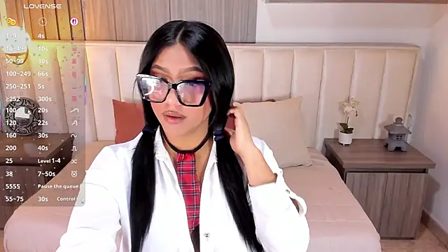 Snapshot of Nicoll_Evans_ chatting on 10-17-25, 01:14 Nicoll Evans online show from 10-17-25, 01:14