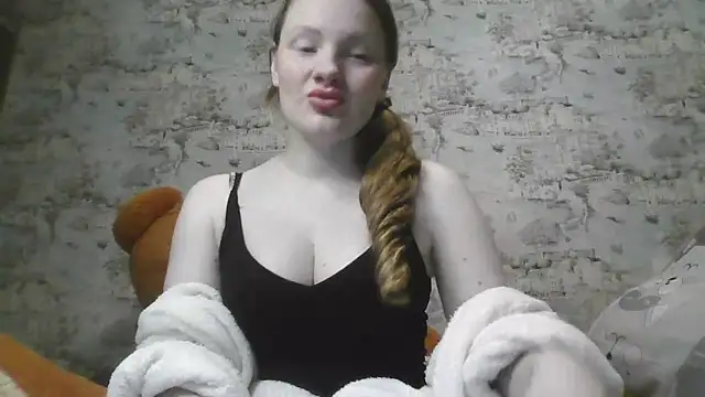 Snapshot of Eveline_May chatting on 03-06-25, 05:00 Eveline May online show from 03-06-25, 05:00