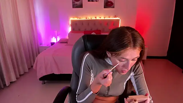 Emily Warren  online show from 12-19-25, 07:43