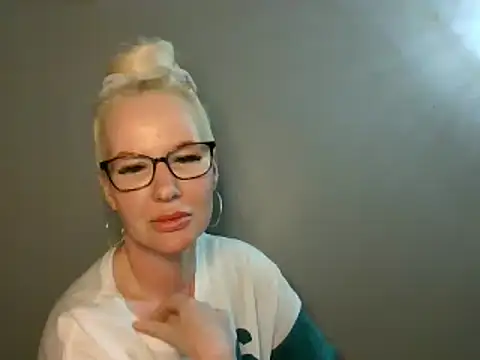 Snapshot of Blonde-Grace chatting on 09-19-25, 01:18 Blonde-Grace online show from 09-19-25, 01:18