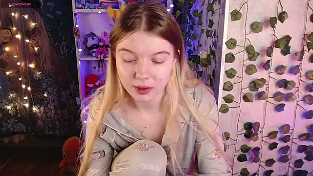 Snapshot of Strawberry_juli chatting on 03-07-25, 01:53 Strawberry juli online show from 03-07-25, 01:53