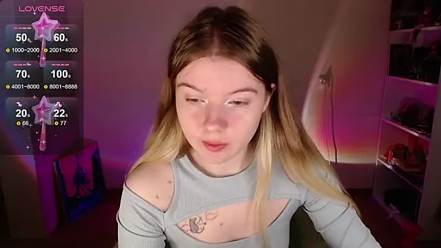 Snapshot of Strawberry_juli chatting on 09-29-25, 06:40 Strawberry juli online show from 09-29-25, 06:40