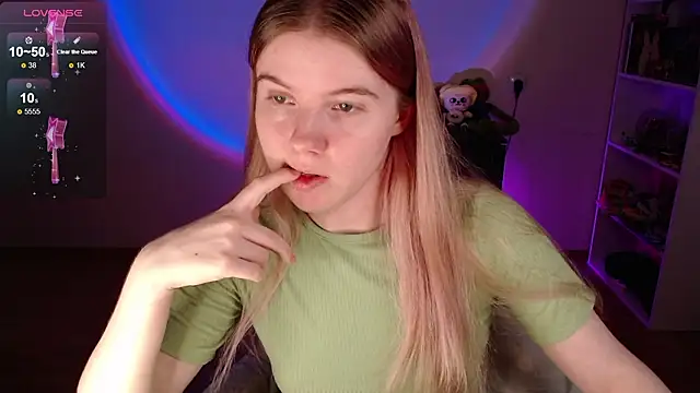 Strawberry juli online show from 02-15-26, 04:31