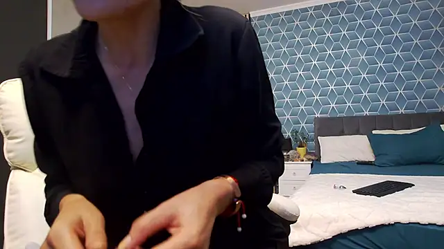 Snapshot of zoeylarkens chatting on 11-05-25, 04:40 zoeylarkens online show from 11-05-25, 04:40