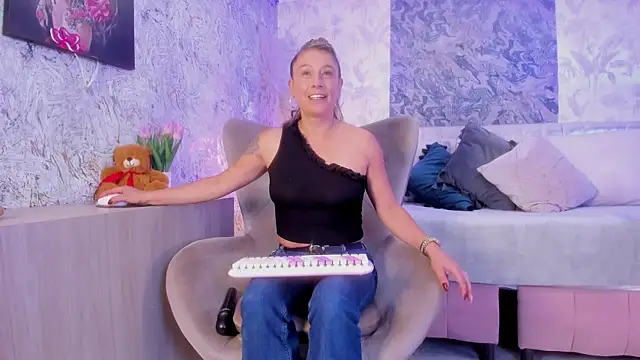 Liannaa  online show from 09-18-25, 07:38