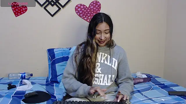 Snapshot of angeldreams_15 chatting on 03-08-25, 12:33 angeldreams 15 online show from 03-08-25, 12:33