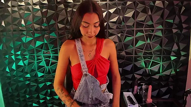 Snapshot of angeldreams_15 chatting on 02-12-26, 06:47 angeldreams 15 online show from 02-12-26, 06:47