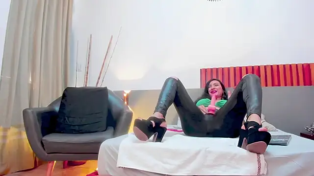 Snapshot of SeleneLujan chatting on 02-28-25, 02:53 SeleneLujan online show from 02-28-25, 02:53