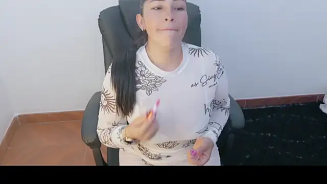 luna lgomez  online show from 06-25-26, 10:09