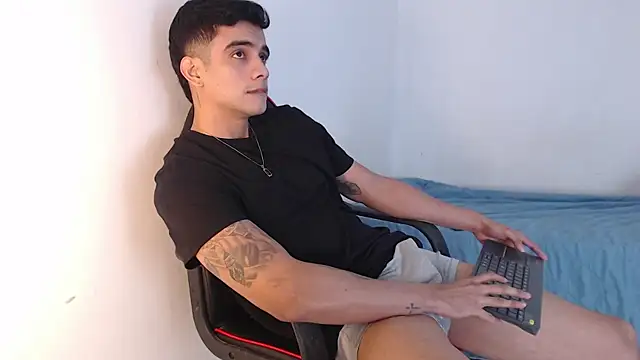 Snapshot of adam_levis17 chatting on 09-25-25, 05:44 adam levis17 online show from 09-25-25, 05:44