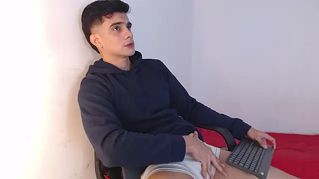 Snapshot of adam_levis17 chatting on 10-25-25, 07:16 adam levis17 online show from 10-25-25, 07:16