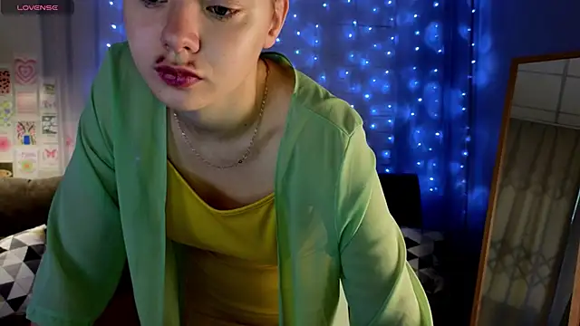 Snapshot of meow_mellie chatting on 09-15-25, 02:33 meow mellie online show from 09-15-25, 02:33