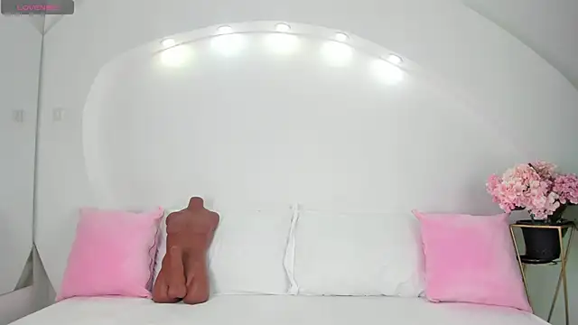 ValeriMilton online show from 10-20-25, 07:14