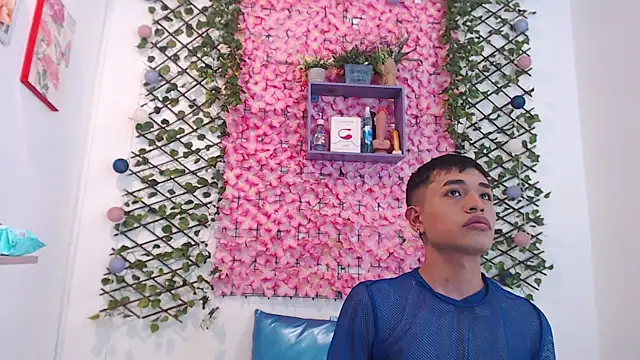 Snapshot of willians___0 chatting on 10-08-25, 03:48 willians 0 online show from 10-08-25, 03:48