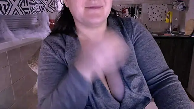 Snapshot of SoftLia chatting on 10-22-25, 03:40 SoftLia online show from 10-22-25, 03:40