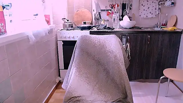 Snapshot of SoftLia chatting on 10-25-25, 07:05 SoftLia online show from 10-25-25, 07:05