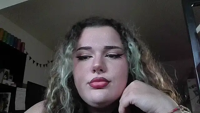Snapshot of GreenNyx chatting on 10-11-25, 01:31 GreenNyx online show from 10-11-25, 01:31