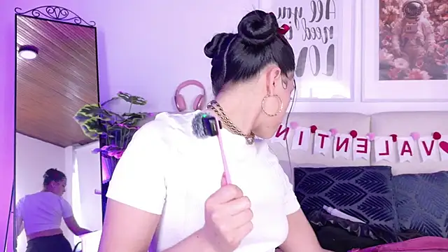 Snapshot of SaritaBratz chatting on 02-12-26, 09:10 SaritaBratz online show from 02-12-26, 09:10